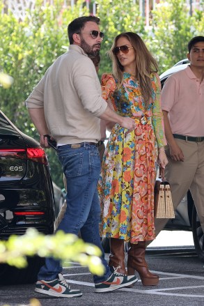 Beverly Hills, CA  - *EXCLUSIVE*  - The Love Birds Jennifer Lopez and Husband Ben Affleck, out for lunch at The Beverly Hills hotel after returning from their trip to The Hamptons.Pictured: Jennifer LopezBACKGRID USA 8 APRIL 2023 BYLINE MUST READ: Vasquez / BACKGRIDUSA: +1 310 798 9111 / usasales@backgrid.comUK: +44 208 344 2007 / uksales@backgrid.com*UK Clients - Pictures Containing ChildrenPlease Pixelate Face Prior To Publication*