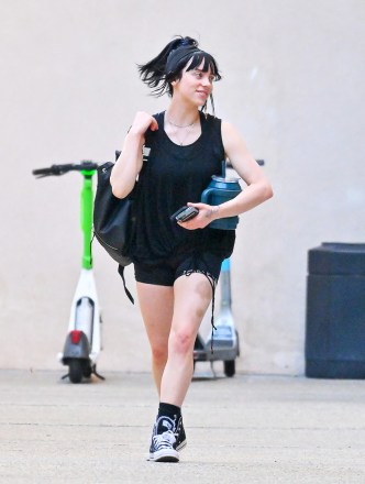 EXCLUSIVE: Billie Eilish keeps up her fitness regimen and steps out for another workout in Studio City.  Billie just smiled as she headed to her car with her trainer in her workout gear.  24 Oct 2022 In the photo: Billie Eilish.  Photo Credit: Snorlax / MEGA TheMegaAgency.com +1 888 505 6342 (Mega Agency TagID: MEGA910963_006.jpg) [Photo via Mega Agency]
