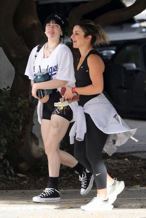LOS ANGELES, CALIFORNIA - *EXCLUSIVE* - Billie Eilish suffered a major bruise on her left leg as she entered the gym wearing a Fuc-12 beanie and smiling from ear to ear with her trainer for an afternoon workout session. meet. PHOTO BY BILLIE EILISH BACKGRID USA 28 OCTOBER 2022 BYLINE MUST READ: BACKGRID USA: +1 310 798 9111 / usasales@backgrid.com UK: +44 208 344 2007 / uksales@backgrid.com BEFORE PUBLICATION*