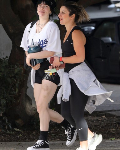 Los Angeles, CA - *EXCLUSIVE* - Billie Eilish meets with her trainer for an afternoon workout session with a large bruise on her left leg as she enters the gym with an ear-to-ear smile wearing a Fuc-12 beanie.Pictured: Billie EilishBACKGRID USA 28 OCTOBER 2022 BYLINE MUST READ: BACKGRIDUSA: +1 310 798 9111 / usasales@backgrid.comUK: +44 208 344 2007 / uksales@backgrid.com*UK Clients - Pictures Containing ChildrenPlease Pixelate Face Prior To Publication*
