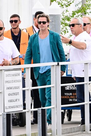 VENICE, ITALY - American actor Brad Pitt seen leaving Venice airport with friends while attending the 79th Venice Film Festival.  Pictured: Brad Pitt BACKGRID USA 9 SEPTEMBER 2022 BYLINE MUST READ: Cobra Team / BACKGRID USA: +1 310 798 9111 / usasales@backgrid.com UK: +44 208 344 2007 / uksales@backgrid.com *UK Customers - Images containing children Please pixelate face before posting*