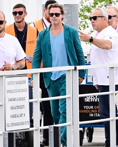 Venice, ITALY  - The American Actor Brad Pitt spotted leaving Venice Airport with friends during his time at the 79th Venice Film Festival.Pictured: Brad PittBACKGRID USA 9 SEPTEMBER 2022 BYLINE MUST READ: Cobra Team / BACKGRIDUSA: +1 310 798 9111 / usasales@backgrid.comUK: +44 208 344 2007 / uksales@backgrid.com*UK Clients - Pictures Containing ChildrenPlease Pixelate Face Prior To Publication*