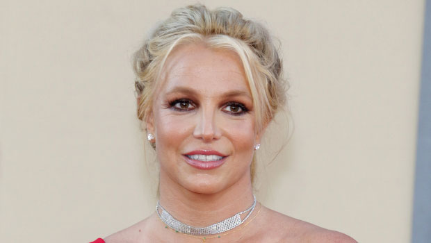 Britney Spears tanzt im roten Tanga-Badeanzug, bevor sie Elton John Collab: Watch fallen lässt