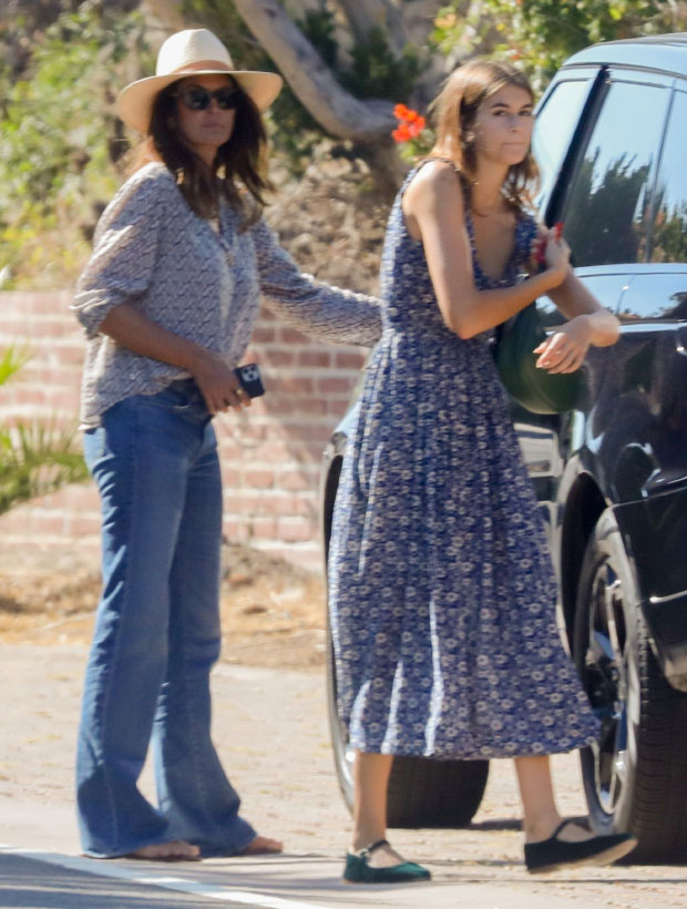 Cindy Crawford And Daughter Kaia Gerber Pumping Gas Photos Hollywood Life World Celebrities