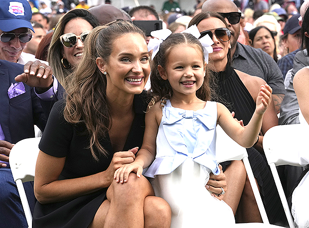 Derek Jeter gets manicure from his daughters