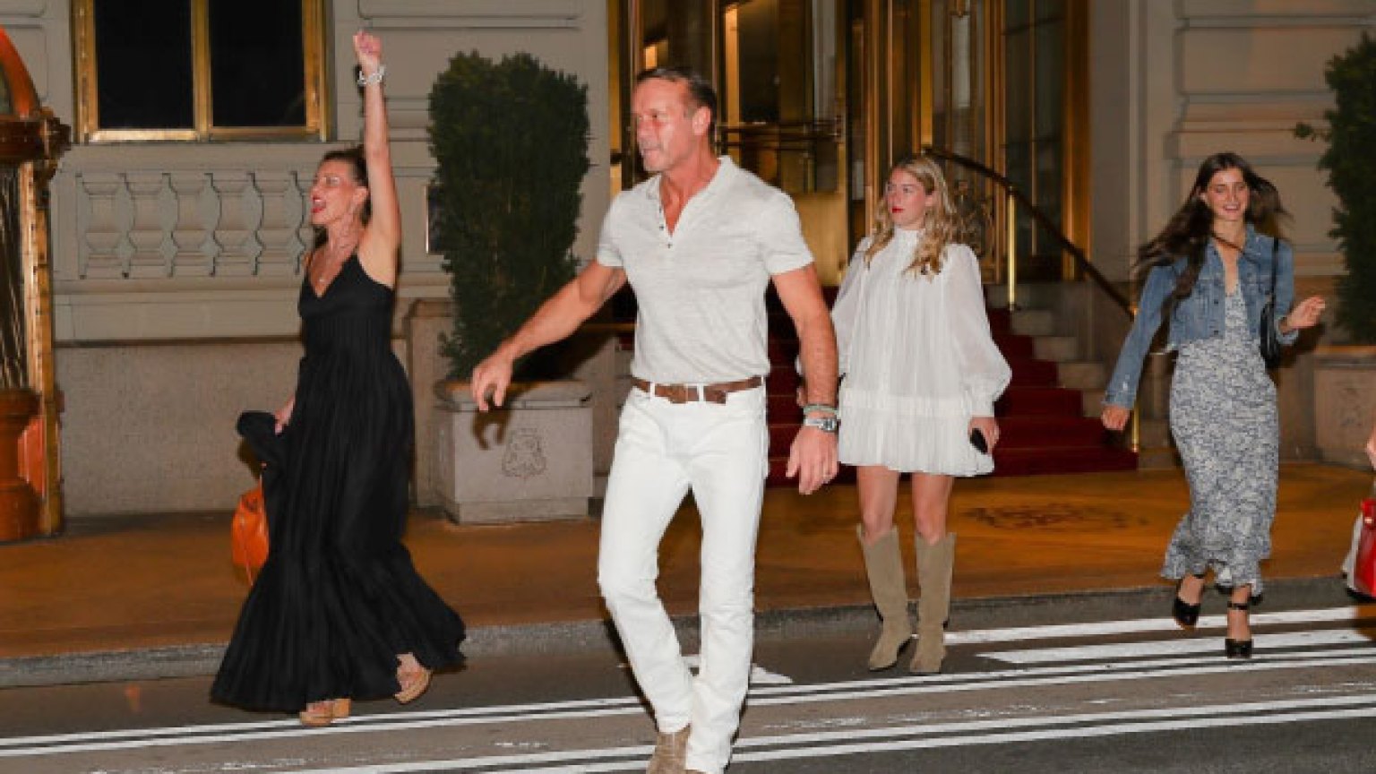 Faith Hill & Tim McGraw Have Dinner With Daughters Maggie, & Audrey