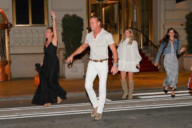 Faith Hill & Tim McGraw Have Dinner With Daughters Maggie