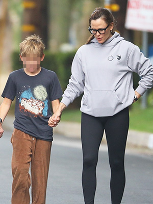 Jennifer Garner's Soccer Mom Style: Leggings, Flip-Flops, Quarter-Zip