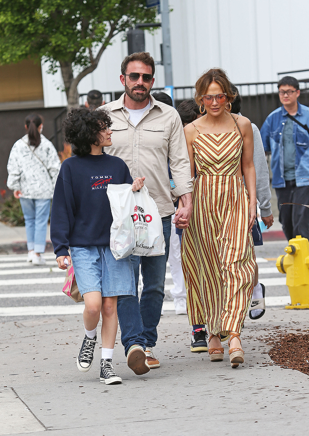 Ben Affleck i Jennifer Lopez całują się podczas zakupów w Los Angeles. 20 maja 2023 r. Na zdjęciu: Ben Affleck i Jennifer Lopez. Źródło zdjęcia: Thecelebrityfinder/MEGA TheMegaAgency.com +1 888 505 6342 (Mega Agency TagID: MEGA984345_038.jpg) [Photo via Mega Agency]