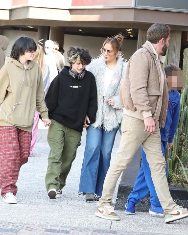 *EXCLUSIVE* Los Angeles, CA - Ben Affleck and Jennifer Lopez enjoy an afternoon with their kids. After lunch in the Palisades the happy family holds hands on their way to watch a movie at the Westfield Mall in Century City. Jlo has a good time talking to the kids while Ben holds his son Samuel's hand. Pictured: Ben Affleck, Jennifer Lopez BACKGRID USA 28 JANUARY 2023 BYLINE MUST READ: LaStarPixMEDIA / BACKGRID USA: +1 310 798 9111 / usasales@backgrid.com UK: +44 208 344 2007 / uksales@backgrid.com *UK Clients - Pictures Containing Children Please Pixelate Face Prior To Publication*