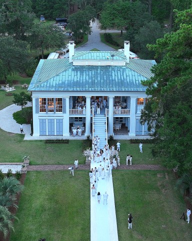 Guests all wearing white arrive to the cocktail reception at Ben and Jen‚Äôs wedding, held at Ben‚Äôs plantation home near Savannah, GA.Pictured: GV,General ViewRef: SPL5333689 210822 NON-EXCLUSIVEPicture by: SplashNews.comSplash News and PicturesUSA: +1 310-525-5808London: +44 (0)20 8126 1009Berlin: +49 175 3764 166photodesk@splashnews.comWorld Rights