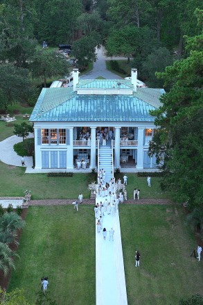 All guests dressed in white arrive at the cocktail reception at Ben and Jane's wedding held at the Ben's Plantation Home near Savannah, GA.  Image: GV, General View Ref: SPL5333689 210822 Non-Special Image: SplashNews.com Splash News & Pictures USA: +1 310-525-5808 London: +44 (0) 20 8126 1009 Berlin: +49 175 3764 166 @ Photodesk splashnews.com world rights