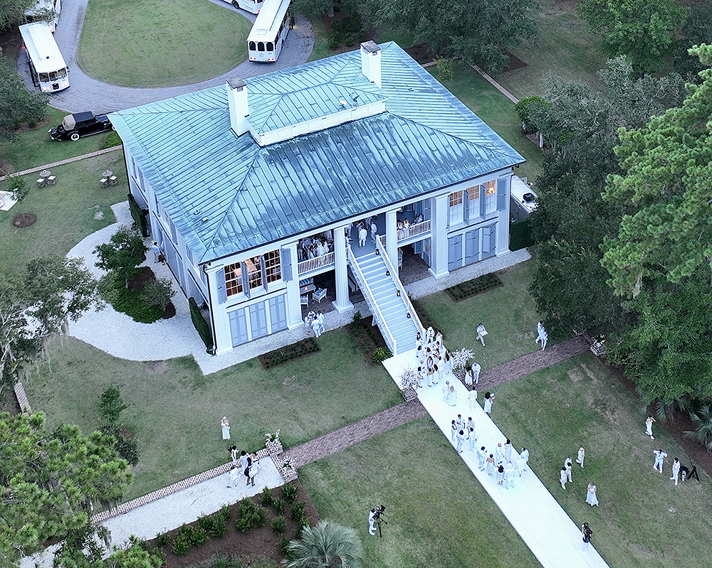 Guests all wearing white arrive to the cocktail reception at Ben and Jen‚Äôs wedding, held at Ben‚Äôs plantation home near Savannah, GA.

Pictured: GV,General View
Ref: SPL5333689 210822 NON-EXCLUSIVE
Picture by: SplashNews.com

Splash News and Pictures
USA: +1 310-525-5808
London: +44 (0)20 8126 1009
Berlin: +49 175 3764 166
photodesk@splashnews.com

World Rights