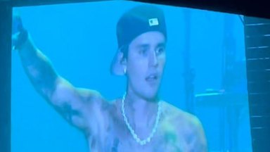 Justin Bieber Goes Shirtless For 1st Show Since Facial Paralysis: Watch – Hollywood Life