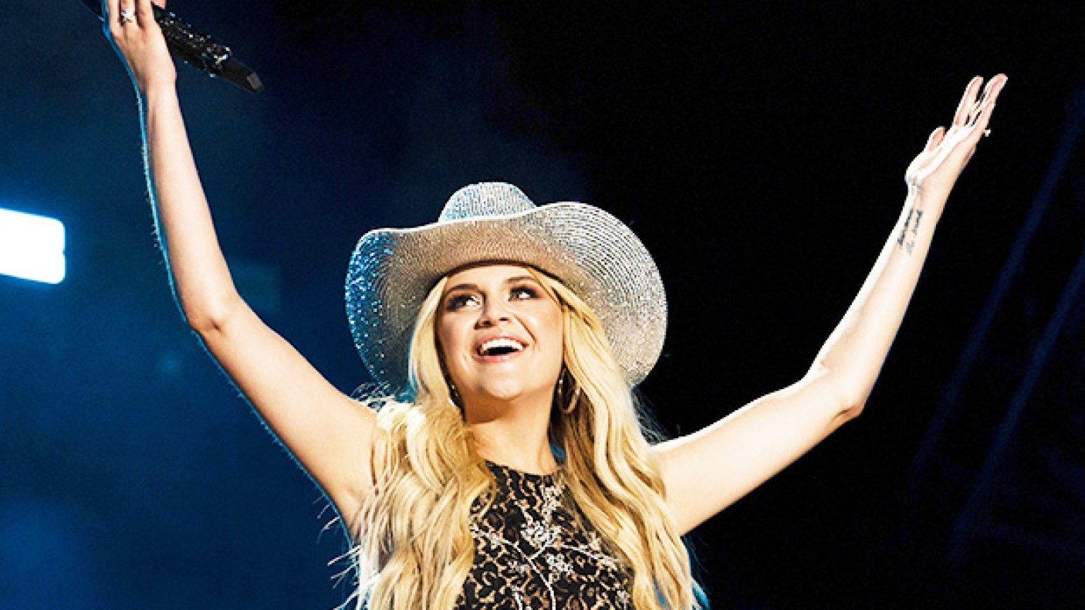 Kelsea Ballerini At Cma Fest 2022 Photos Of Her Jumpsuit Hollywood Life