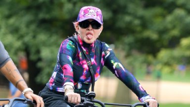 Madonna New York'ta Bisiklete Binerken Dilini Çıkardı: Fotoğraflar – Hollywood Life