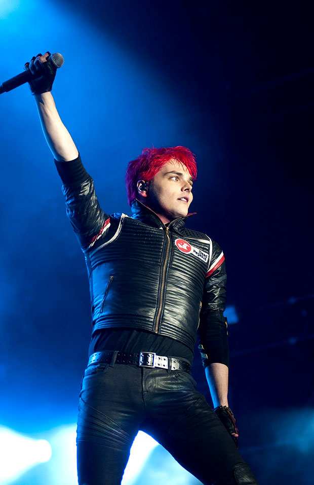 Gerard Way, Kimyasal Romantik Gösterim Sırasında Amigo Kıyafetini Rocks - Hollywood Life