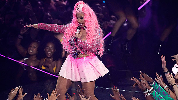 She Wears Pink & Performs Medley – Hollywood Life