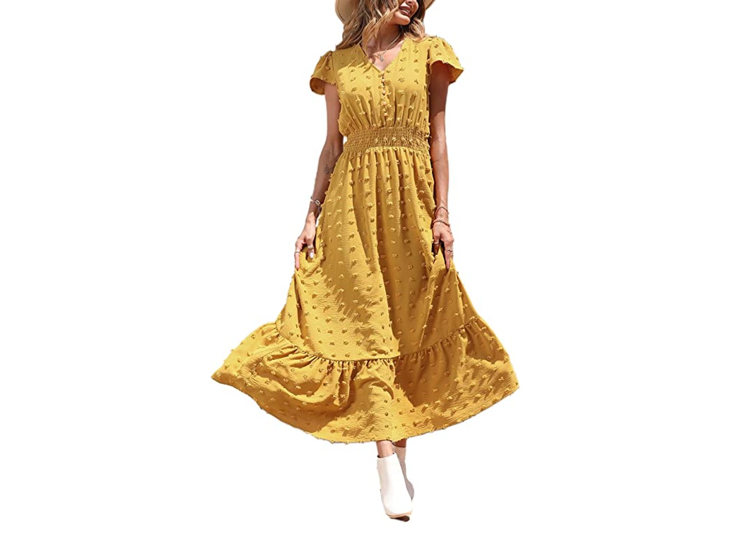 Seorang wanita mengenakan gaun flowy kuning.