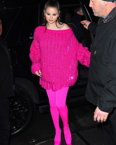 New York, NY  - Selena Gomez is pretty in pink as she steps out in a monochromic ensemble for the SNL after party in New York.Pictured: Selena GomezBACKGRID USA 10 DECEMBER 2022 BYLINE MUST READ: JosiahW / BACKGRIDUSA: +1 310 798 9111 / usasales@backgrid.comUK: +44 208 344 2007 / uksales@backgrid.com*UK Clients - Pictures Containing ChildrenPlease Pixelate Face Prior To Publication*