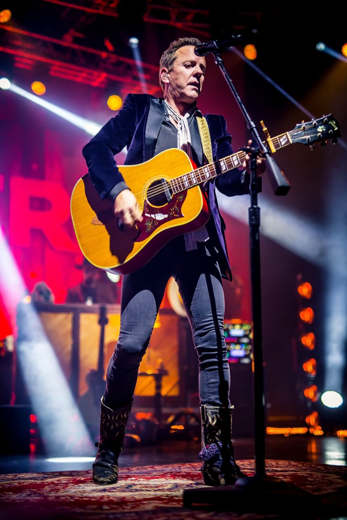 Kiefer Sutherland Performs in Italy