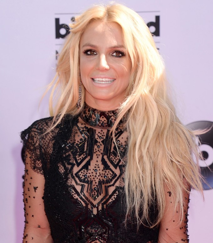 Britney Spears’ Platinum Blonde Voluminous Beach Waves (2016)