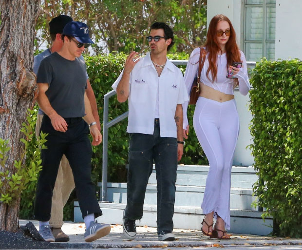 Sophie Turner In White Corset Top: Shows PDA With Joe Jonas In