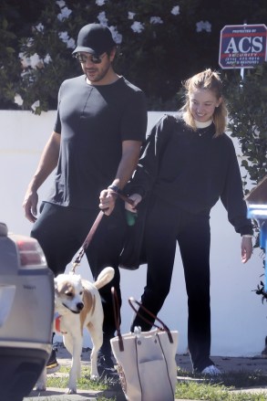 Los Angeles, CA - *EXCLUSIVE* - Super busy Barberella Sydney Sweeney arrives at the airport with her fiancé Jonathan Davino.  The "Happiness" the star donned her engagement ring and kept quite cozy for the occasion with dangling leggings and an oversized sweater.  Photo: Sydney Sweeney, Jonathan Davino BACKGRID USA OCTOBER 18, 2022 BY LINE MUST READ: Stefan / BACKGRID USA: +1 310 798 9111 / usasales@backgrid.com United Kingdom: +44 208 344 2007 / uksales@backgrid. com *United Kingdom Customers - Image Contains Children Please create facial pixels before publishing*