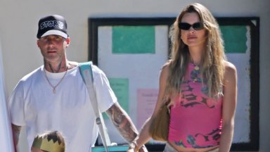 Adam Levine ve Behati Prinsloo Kızıyla Dışarı Çıkırken Gülümsüyor: Fotoğraflar – Hollywood Life