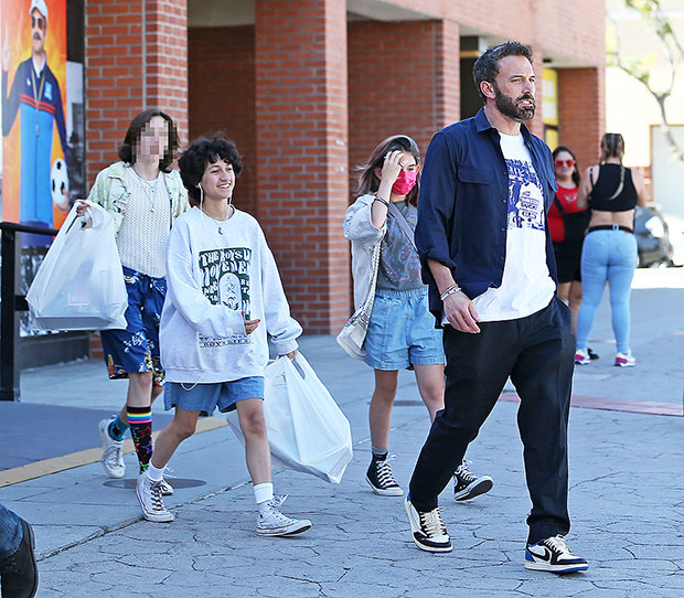 Ben Affleck hands valet worker $100 bill after enjoying lunch with daughter  Seraphina, 14, and stepchild Emme, 15, in LA