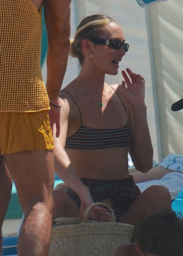 Candice Swanepoel Miami'de Çizgili Bikinili Fotoğraflar – Hollywood Life