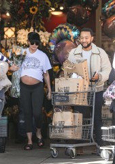 Beverly Hills, CA  - Pregnant Chrissy Teigen and husband John Legend stock up on groceries on Thanksgiving Eve at a Bev Hills grocery store. We catch Chrissy with her pregnant belly on full display as the Versace tee rides up her baby bump. The couple did a handful of shopping leaving the grocery store with two full shopping carts.

Pictured: Chrissy Teigen, John Legend

BACKGRID USA 23 NOVEMBER 2022 

BYLINE MUST READ: SPOT / BACKGRID

USA: +1 310 798 9111 / usasales@backgrid.com

UK: +44 208 344 2007 / uksales@backgrid.com

*UK Clients - Pictures Containing Children
Please Pixelate Face Prior To Publication*