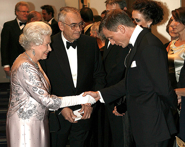 Ratu Elizabeth dan Daniel Craig