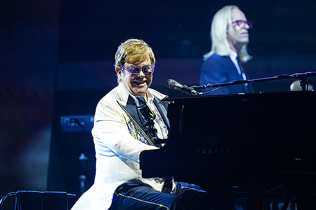 Elton John tampil