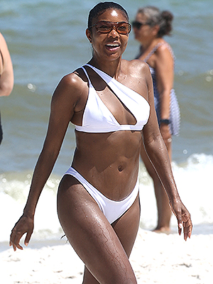 Beach Girl Taking Off Bikini Topless - Celebrities Wearing Bikinis: Photos Of Stars In Swimsuits â€“ Hollywood Life