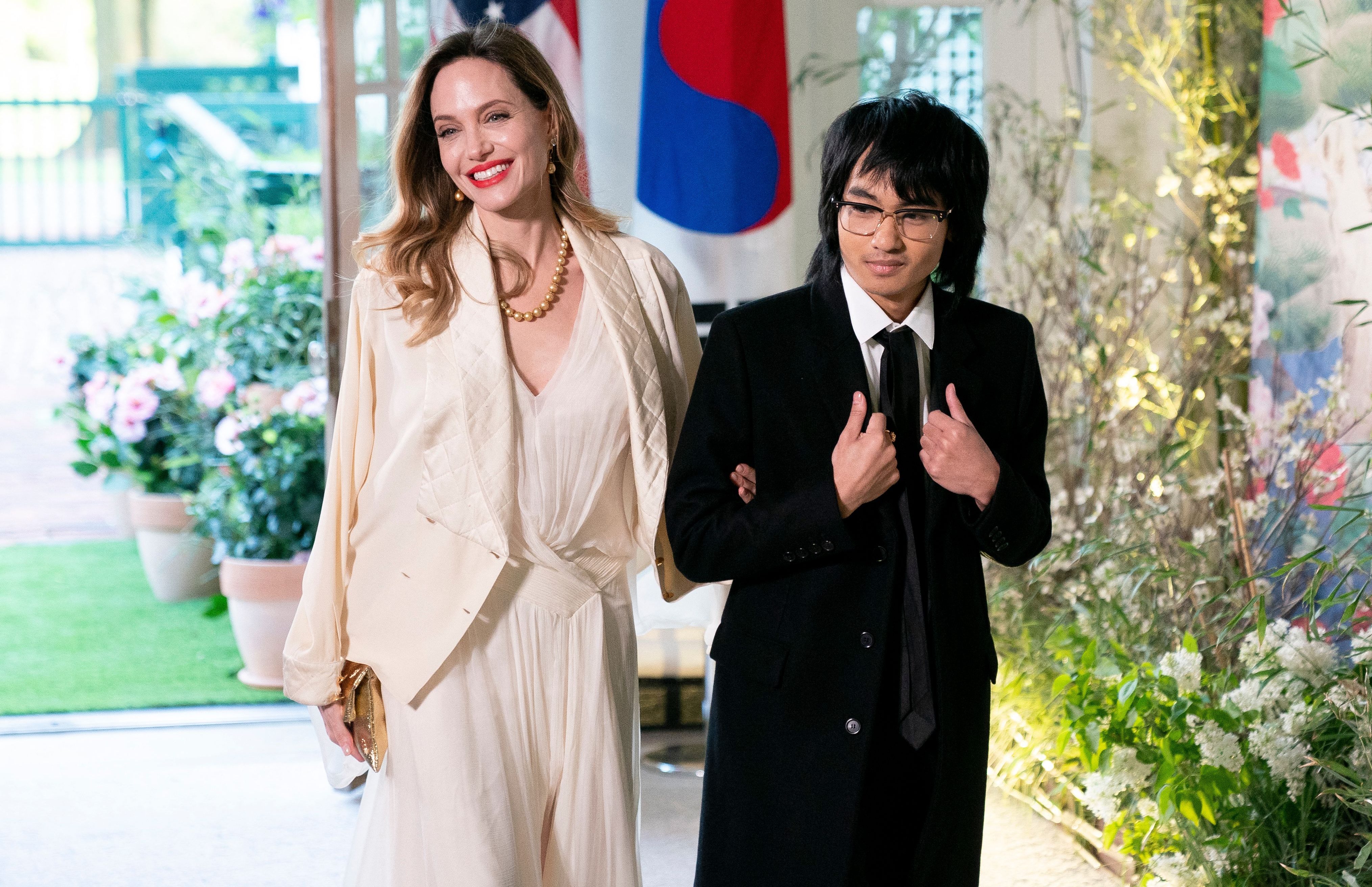 TOPSHOT - US actress Angelina Jolie and son Maddox arrive for the State Dinner in honor of South Korean President Yoon Suk Yeol, at the White House in Washington, DC, on April 26, 2023. (Photo by Stefani Reynolds / AFP) (Photo by STEFANI REYNOLDS/AFP via Getty Images)