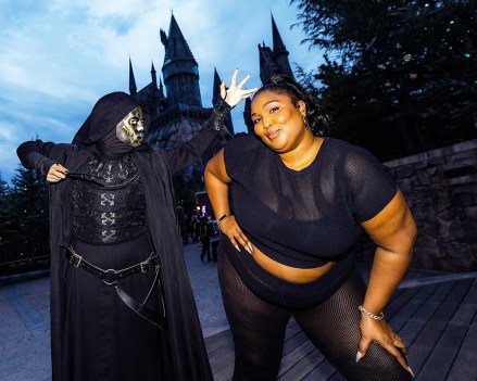 Lizzo conoce a un Mortífago en una fiesta en "El hechizante mundo de Harry Potter" durante Halloween Horror Nights en Universal Studios Hollywood el sábado 10 de septiembre de 2022.