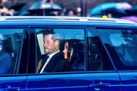 Harry ve Megan geliyor - Kraliçe II. Elizabeth'in tabutunu taşıyan cenaze arabası, Buckingham Sarayı'na giderken Hyde Park Corner'a varıyor.  Kraliçe II. Elizabeth'in tabutu Hyde Park Corner'a ulaştı, Hyde Park Corner, Londra, İngiltere - 13 Eylül 2022