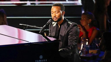 John Legend In Memoriam İçin Yeni Şarkısı 'Pieces' Emmy Ödülleri'nde Seslendirdi – Hollywood Life