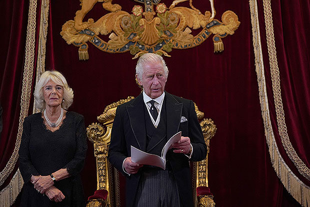 Kral Charles Buckingham Sarayı'nda Ağlıyor: Fotoğraflar – Hollywood Life