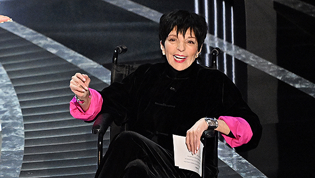 Liza Minnelli, 76, Seen Walking Without Wheelchair: Photos – Hollywood Life