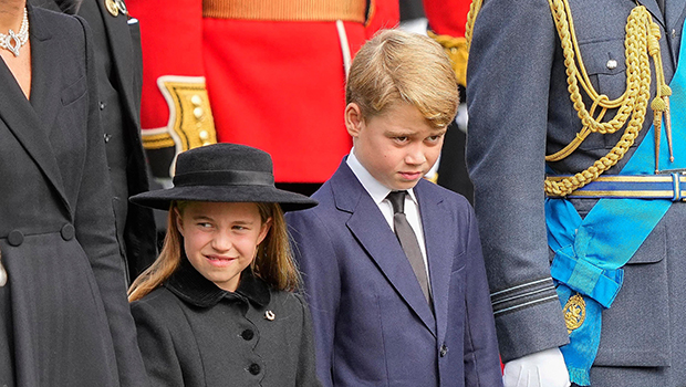 7-летняя принцесса Шарлотта просит 9-летнего принца Джорджа поклониться, когда проезжает гроб королевы: смотреть
