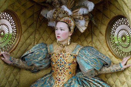 'Yılan Kraliçe' 'Anti-Kahraman' Catherine De Medici ve Daha Fazlası Üzerine EP'ler – Hollywood Life