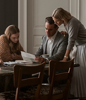 The Watcher. (L to R) Luke David Blumm as Carter Brannock, Isabel Marie Gravitt as Ellie Brannock, Bobby Cannavale as Dean Brannock, Naomi Watts as Nora Brannock in episode 101 of The Watcher. Cr. Eric Liebowitz/Netflix © 2022