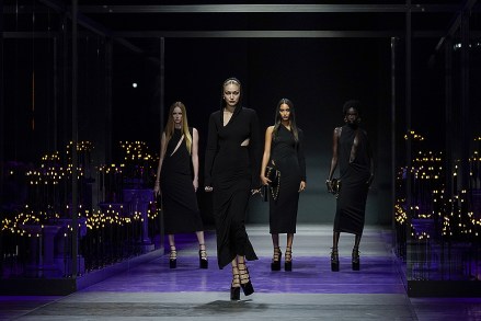Gigi Hadid ที่ด้านหน้าตรงกลางสวมชุดที่เป็นส่วนหนึ่งของคอลเลกชั่น Spring Summer 2023 ของผู้หญิง Versace ที่นำเสนอในมิลาน ประเทศอิตาลี Fashion Versace Womens SS 23, มิลาน, อิตาลี - 23 ก.ย. 2022