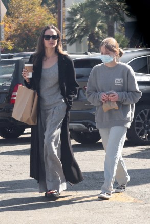 Beryl TV angelina-jolie-daughter-vivienne-backgrid-gal Angelina Jolie & Daughter Vivienne Go Grocery Shopping In Casual Looks – Hollywood Life Entertainment 