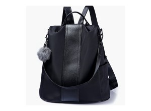 Siyah bir sırt çantası.