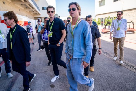O ator americano Brad Pitt caminha no paddock antes do FP1 (Treinos Livres) no Circuito das Américas em Austin, Texas, EUA, em 21 de outubro de 2022. O Grande Prêmio de Fórmula 1 dos Estados Unidos acontece em 23 de outubro de 2022. Grande Prêmio de Fórmula 1 Prêmio Estados Unidos, Austin, EUA - 21 de outubro de 2022