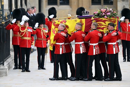엘리자베스 2세 여왕의 관이 웨스트민스터 사원으로 옮겨집니다. 여왕 폐하의 장례식, 서비스, 웨스트민스터 사원, 런던, 영국 - 2022년 9월 19일