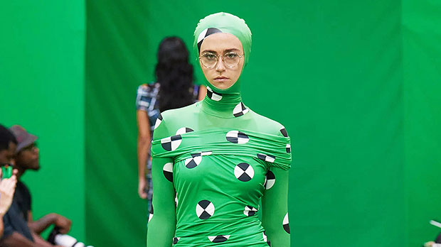 Ella Emhoff Wears Green Screen Gown On NYFW Runway: Photos Hollywood Life Ella Emhoff Wears Green Screen Gown On NYFW Runway: Photos Hollywood Life